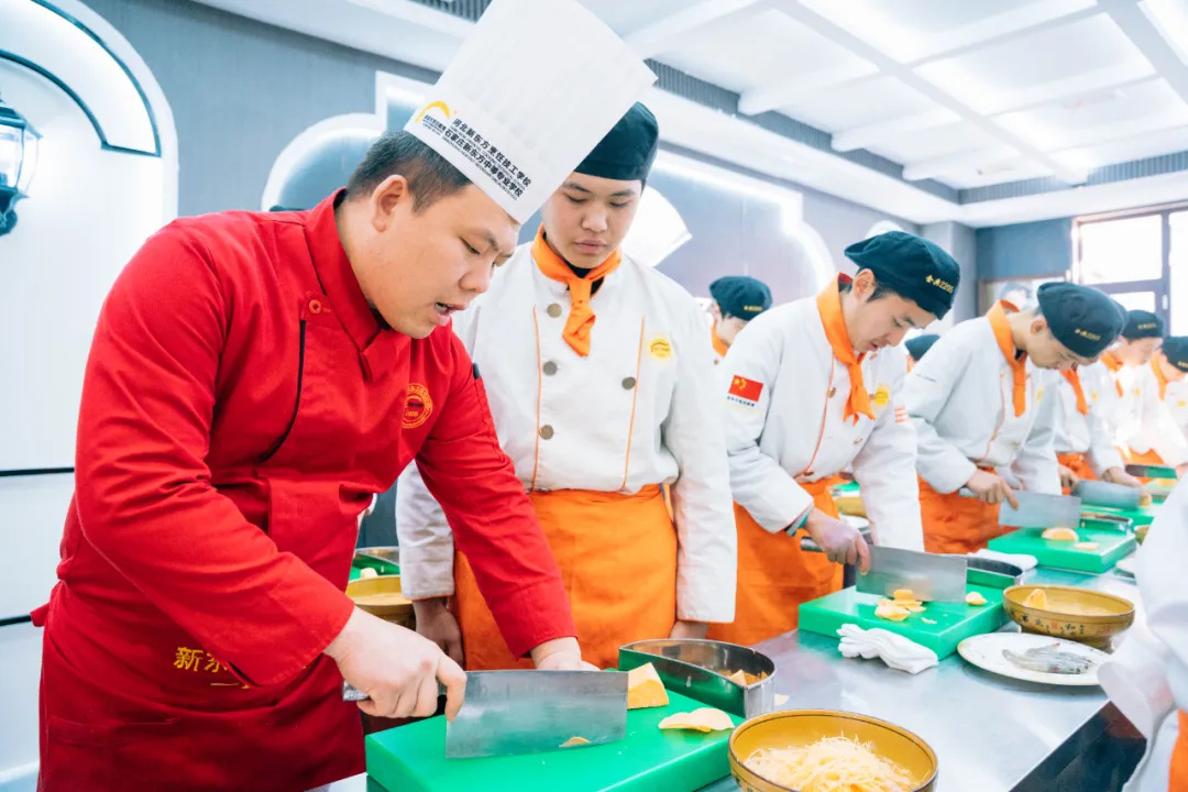 揭秘美食殿堂，預見烹飪未來——石家莊新東方學子將探訪晴川薈·海鮮粵菜